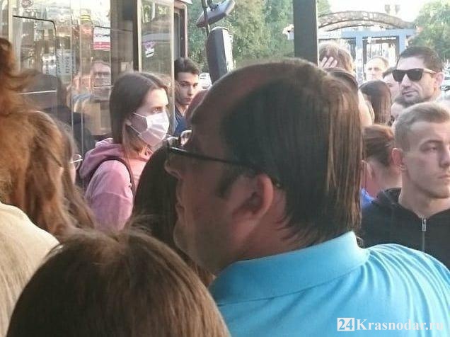Трамвай не вписался в остановку