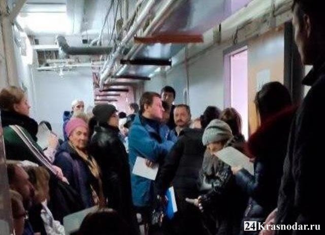 Очередь к врачам в поликлинике на Московской