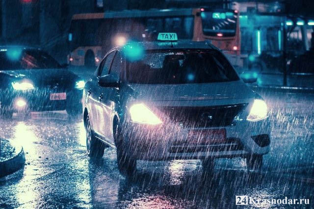 Почему такси дорожает в ливень