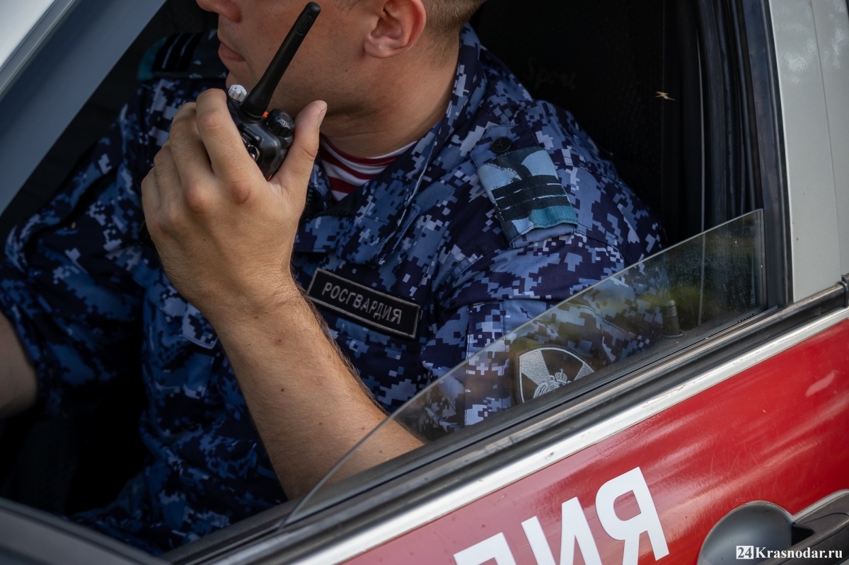 В Краснодаре росгвардейцы пресекли кражу красной икры из гипермаркета
