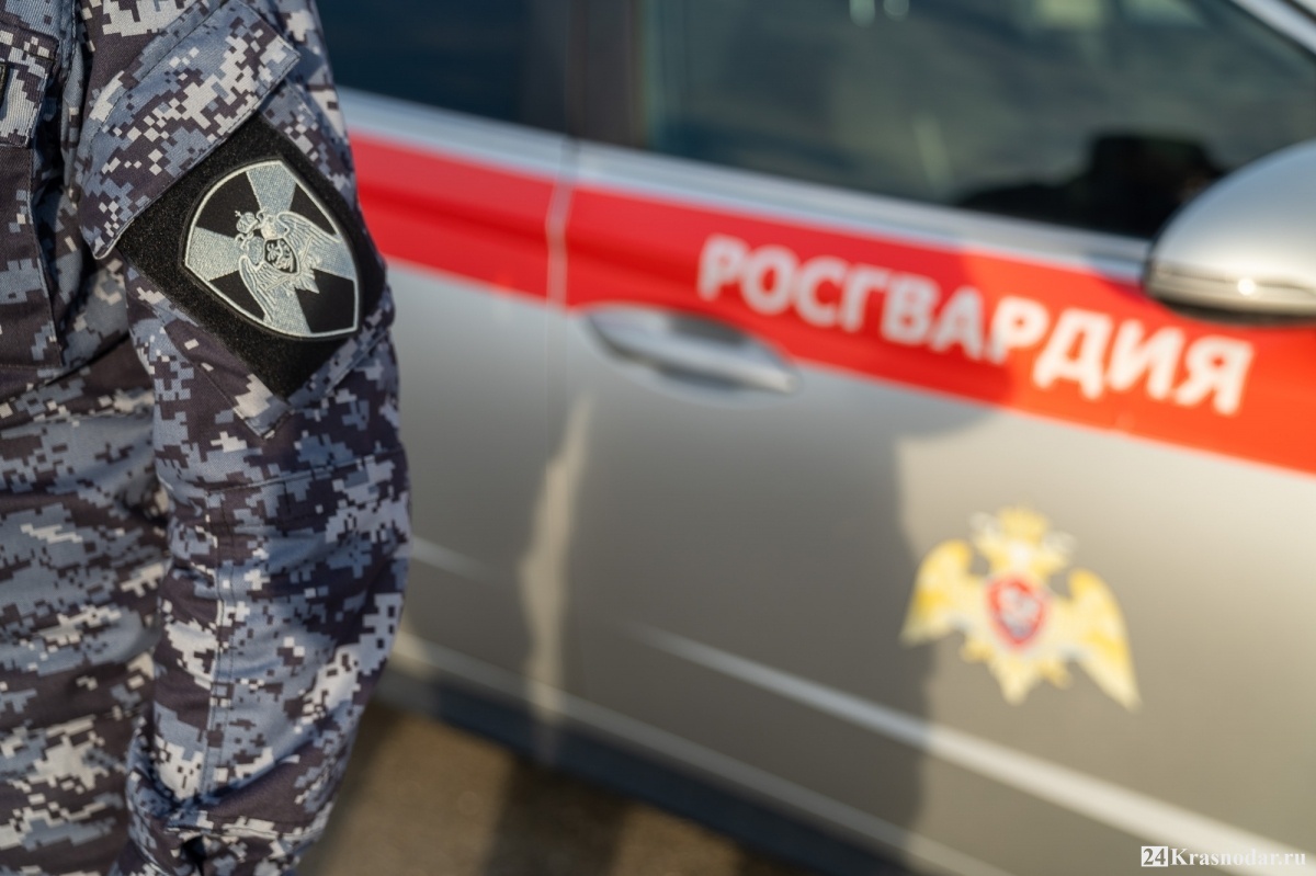 В Новороссийске росгвардейцы задержали женщину, переобувшуюся в гипермаркете