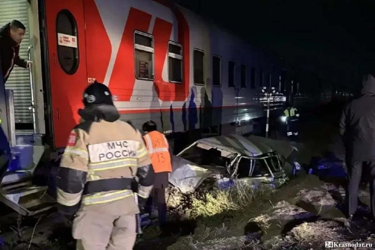 Поезд Адлер - Санкт-Петербург столкнулся с автомобилем