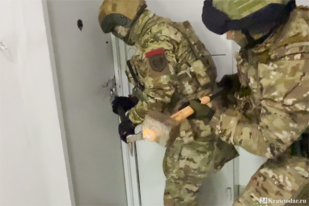 В Сочи при силовой поддержке Росгвардии задержан подозреваемый в изготовлении и распространении порнографии
