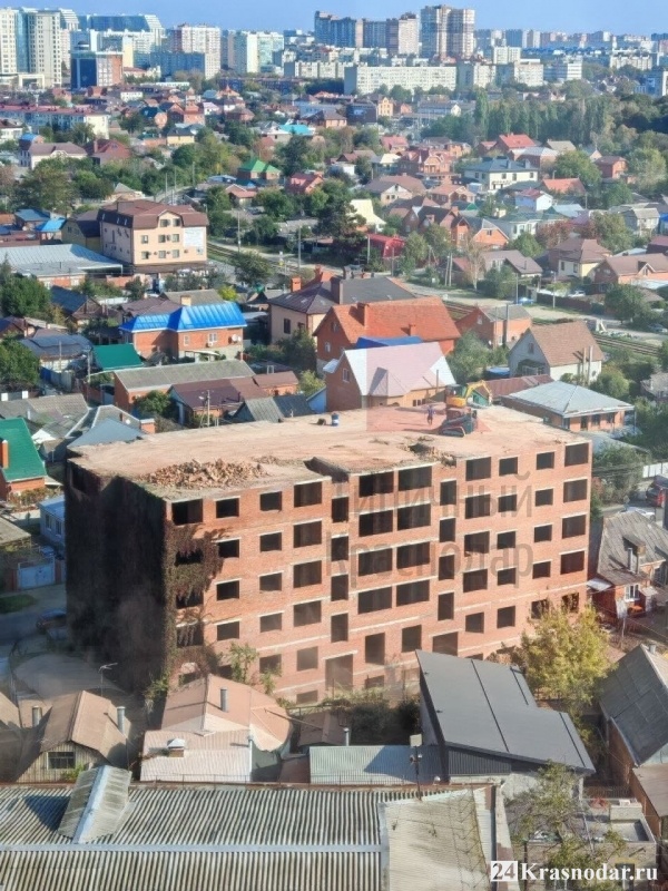 Незаконный долгострой начали разбирать на улице МОПР, 4