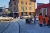 Люди падают на скользких улицах