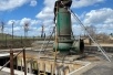 Прочищают насосную станцию по улице имени Петра Метальникова