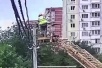 Электрика, обслуживавшего фонарный столб, убило током