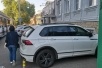 У заведения на перекрёстке Коммунаров и Горького вместо тротуара появилась парковка