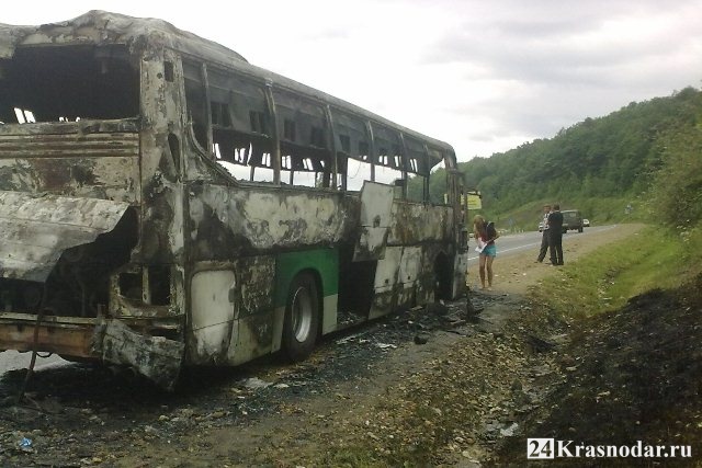 Пассажирский автобус сгорел под Горячим ключом