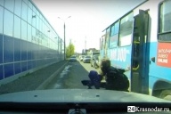 Выпрыгнула из автобуса на ходу (ВИДЕО)