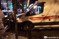 Врезалась в «скорую» и вылетела на остановку