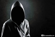 Нервничал и озирался по сторонам