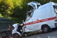 Скорая влетела в грузовик