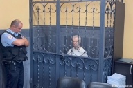 Психологически давил и подчинял
