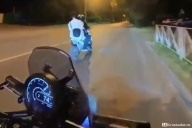 Отчаянная школьница на питбайке