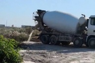 Сливают остатки цемента в поле