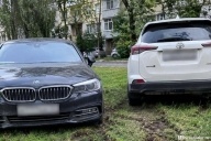 Мэрия потратит 1,5 млн на фото машин на клумбах